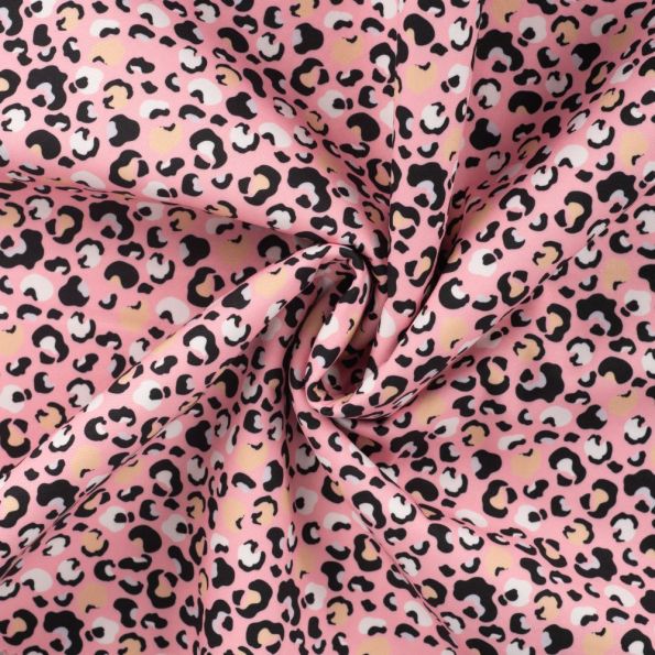 Leopard sur fond rose